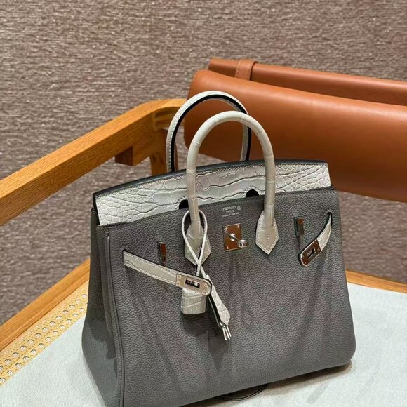 Classic Hermes Bag: A Stylish and Versatile Choice for Elegance - Picture 3 of 6
